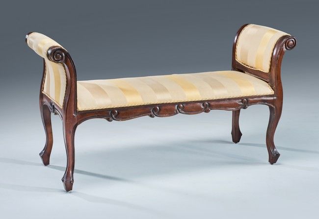 BANQUETTE en bois mouluré, sculpté et teinté...