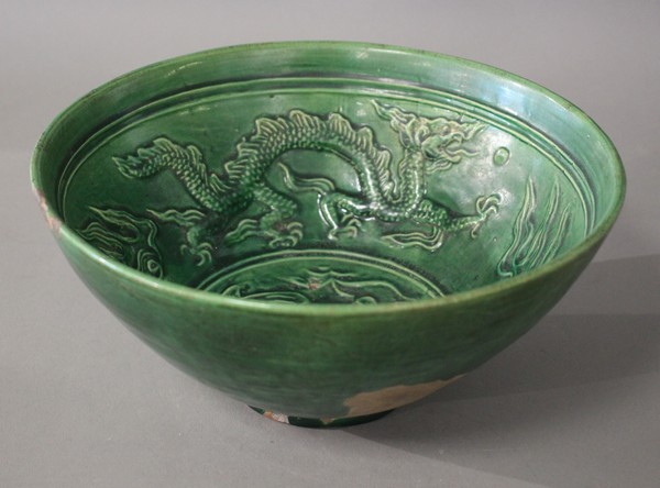 COUPE en grès émaillé vert à décor en relief...