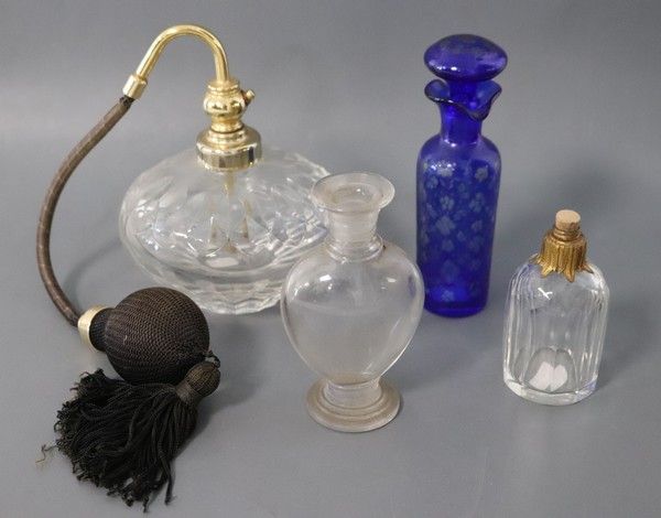 LOT comprenant : FLACON A PARFUM en cristal...