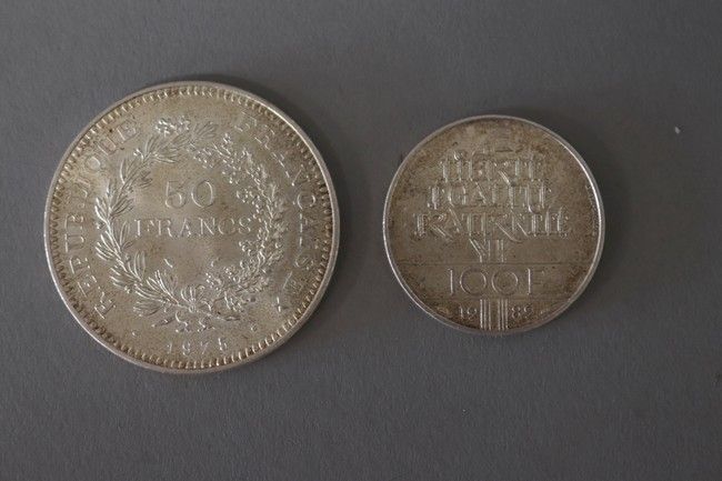 DEUX PIECES en argent l'une de 50F et l'autre...