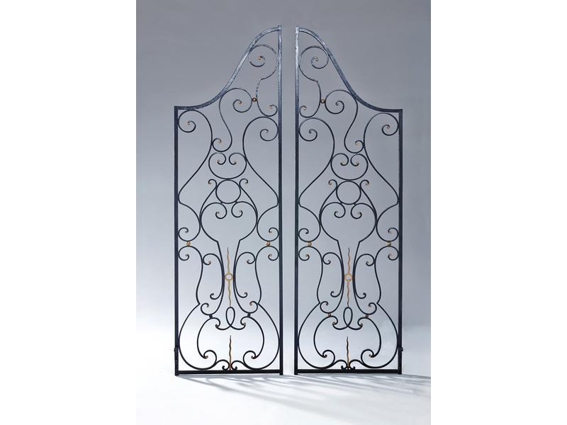 PAIRE DE GRILLES en fer forgé formant portillon,...