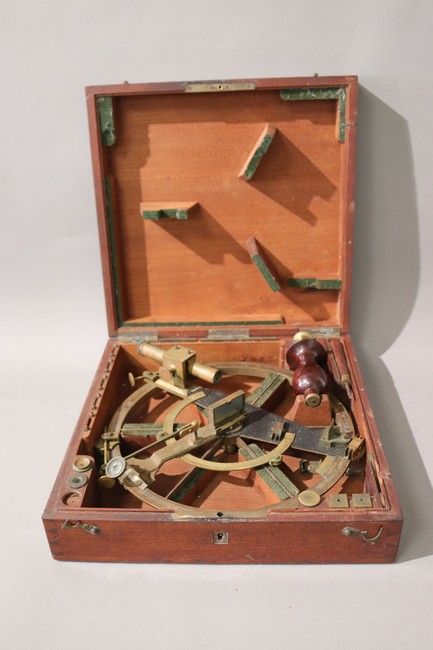 SEXTANT avec prise vissable en acajou, divers...