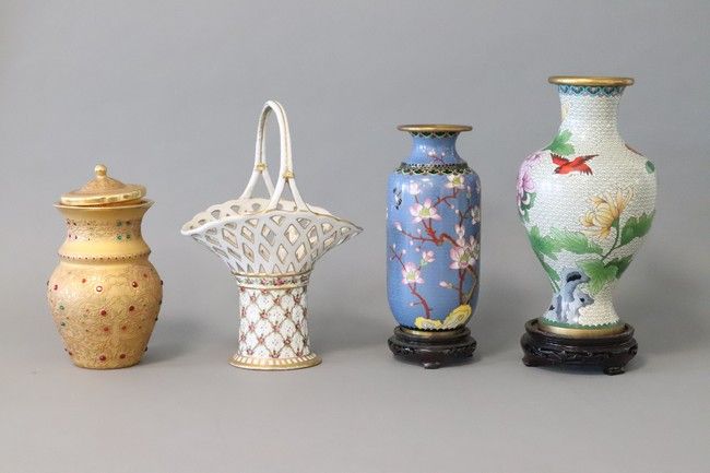 ENSEMBLE DE QUATRE VASES dont :