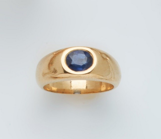 BAGUE JONC en or jaune (750) ornée d'un saphir...