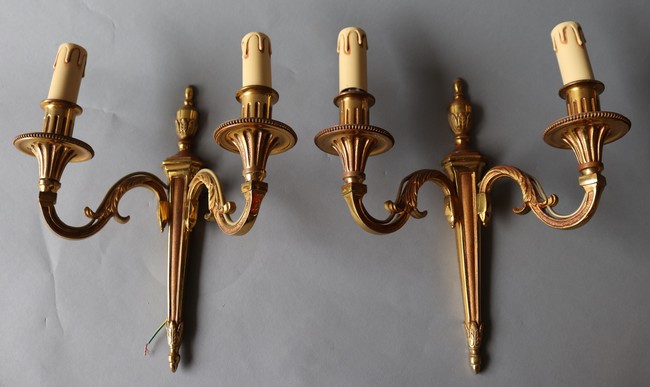 DEUX PAIRES D'APPLIQUES en bronze doré et...