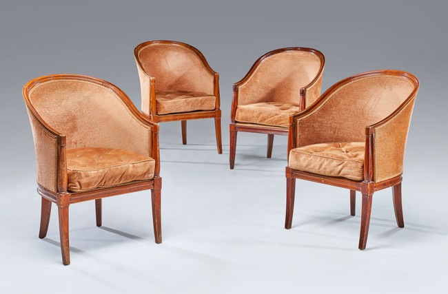 QUATRE FAUTEUILS GONDOLES en bois mouluré,...