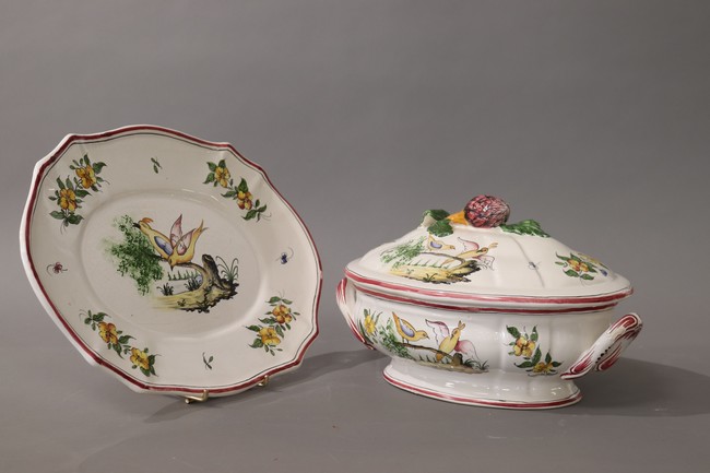 LÉGUMIER et PLAT en faïence émaillée polychrome...