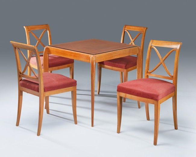 SUITE de QUATRE CHAISES et UNE TABLE DE BRIDGE...