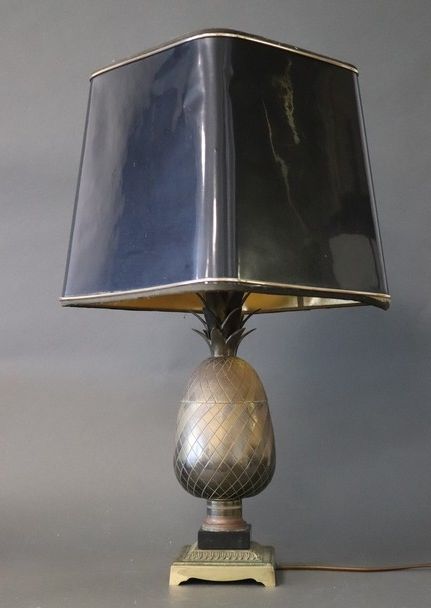 LAMPE DE TABLE en bronze doré et ciselé figurant...