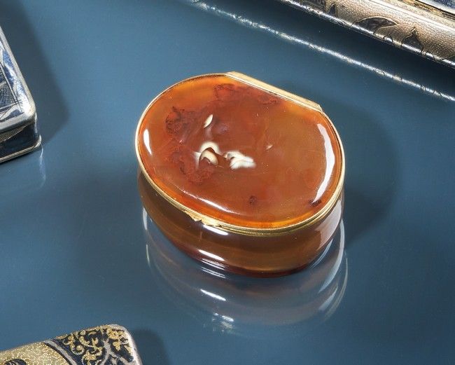 PETITE BOÎTE chantournée en agate sculpté...