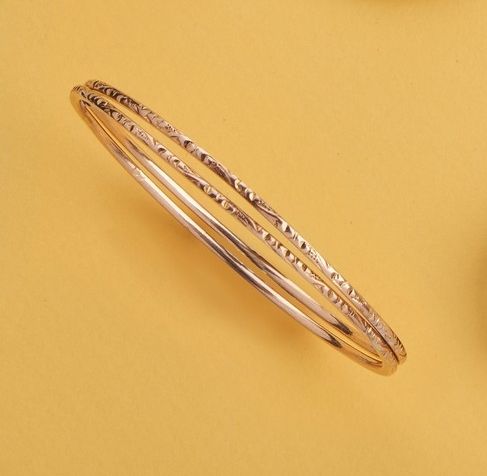 DEUX BRACELETS jonc en or jaune (750).