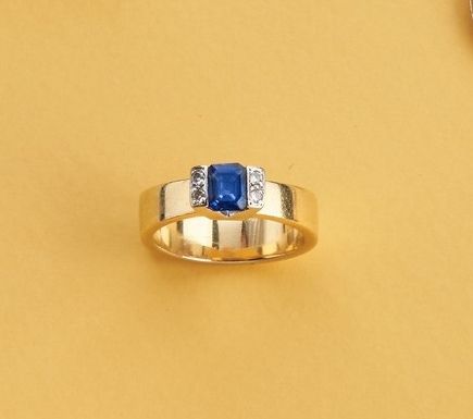 BAGUE en or jaune et gris (750) ornée d'un...