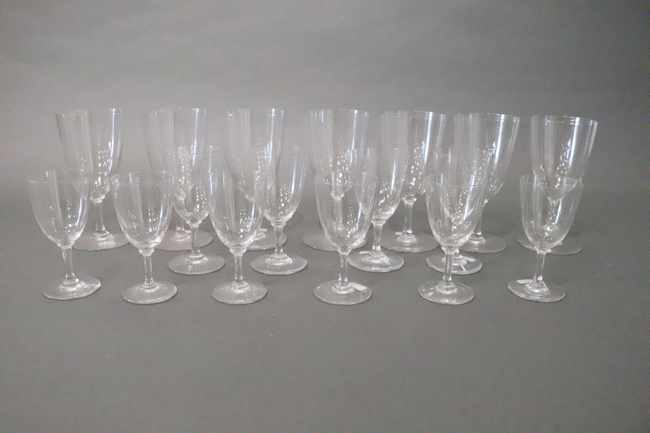ENSEMBLE DE VERRES en cristal moulé soufflé...