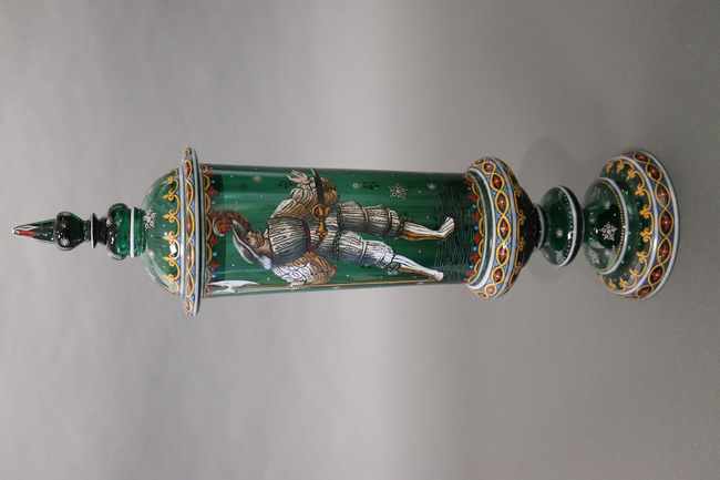 GRAND VERRE sur piédouche, teinté vert et...