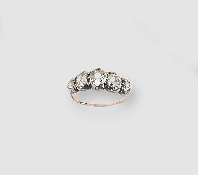 BAGUE en or (750) ornée de cinq diamants...