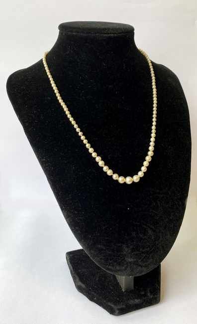 RARE COLLIER de 120 perles fines blanches...