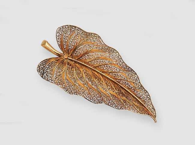 BROCHE feuille en or (750) à décor filig...