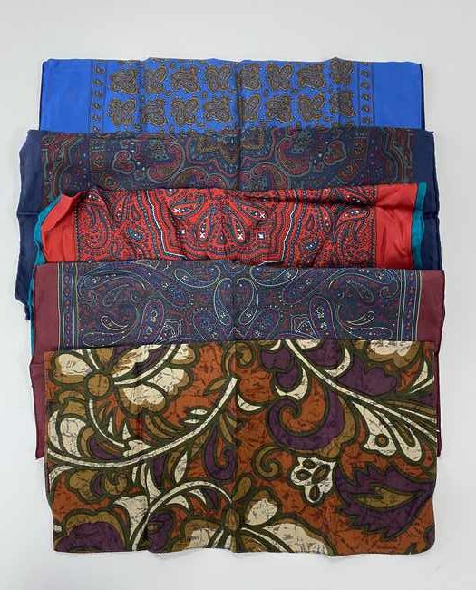 CINQ FOULARDS en soie polychrome à décor...