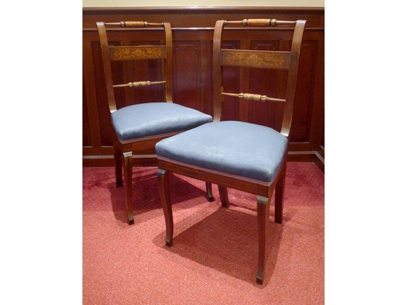 PAIRE DE CHAISES à marqueterie de rinceaux,...