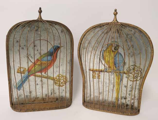 PAIRE DE DEMI-CAGES en métal doré, à fond...