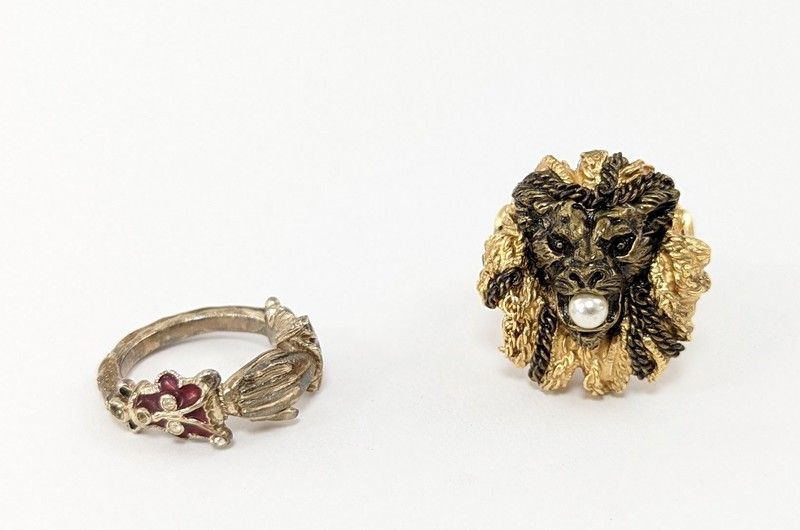 BAGUE en métal doré et couleur bronze figurant...