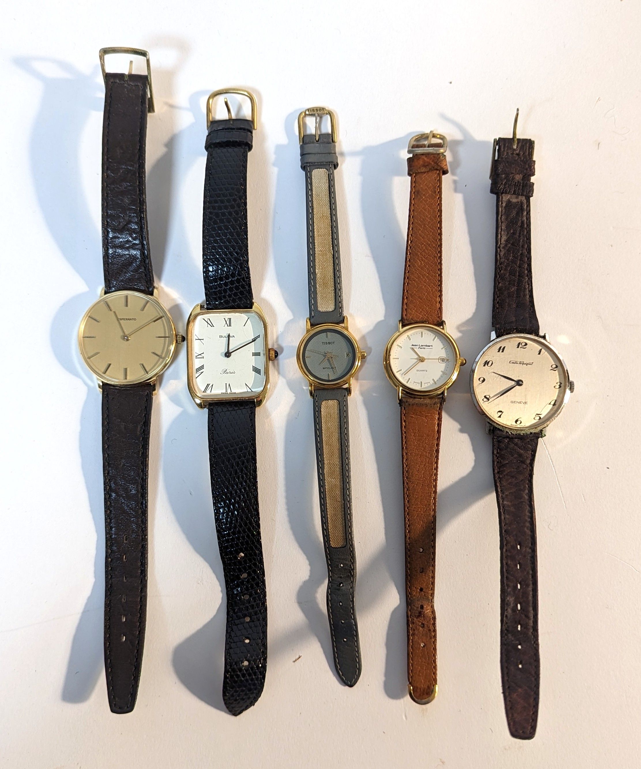 LOT DE CINQ MONTRES BRACELETS homme et femme...