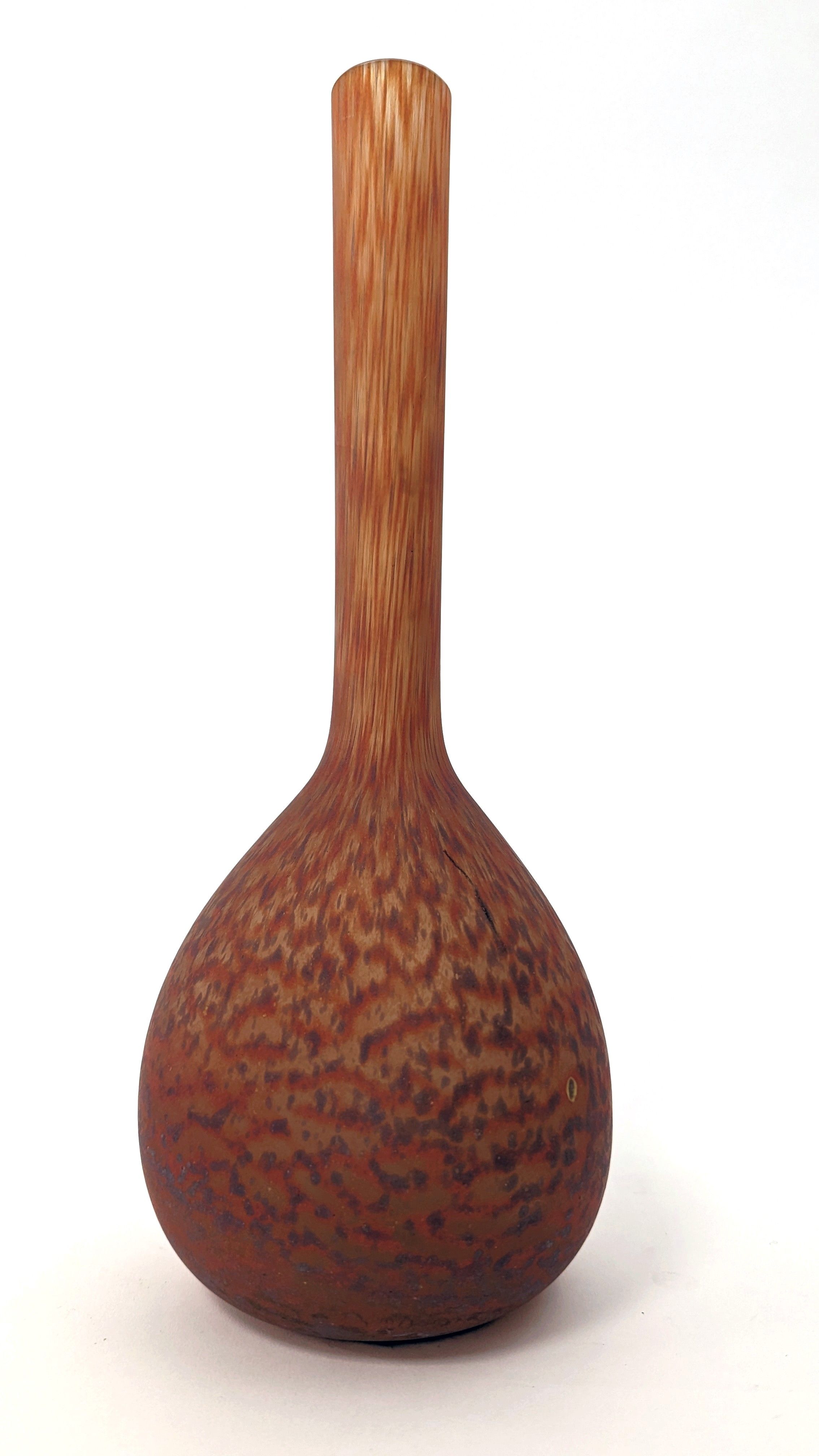 VASE à long col en verre moulé teinté or...