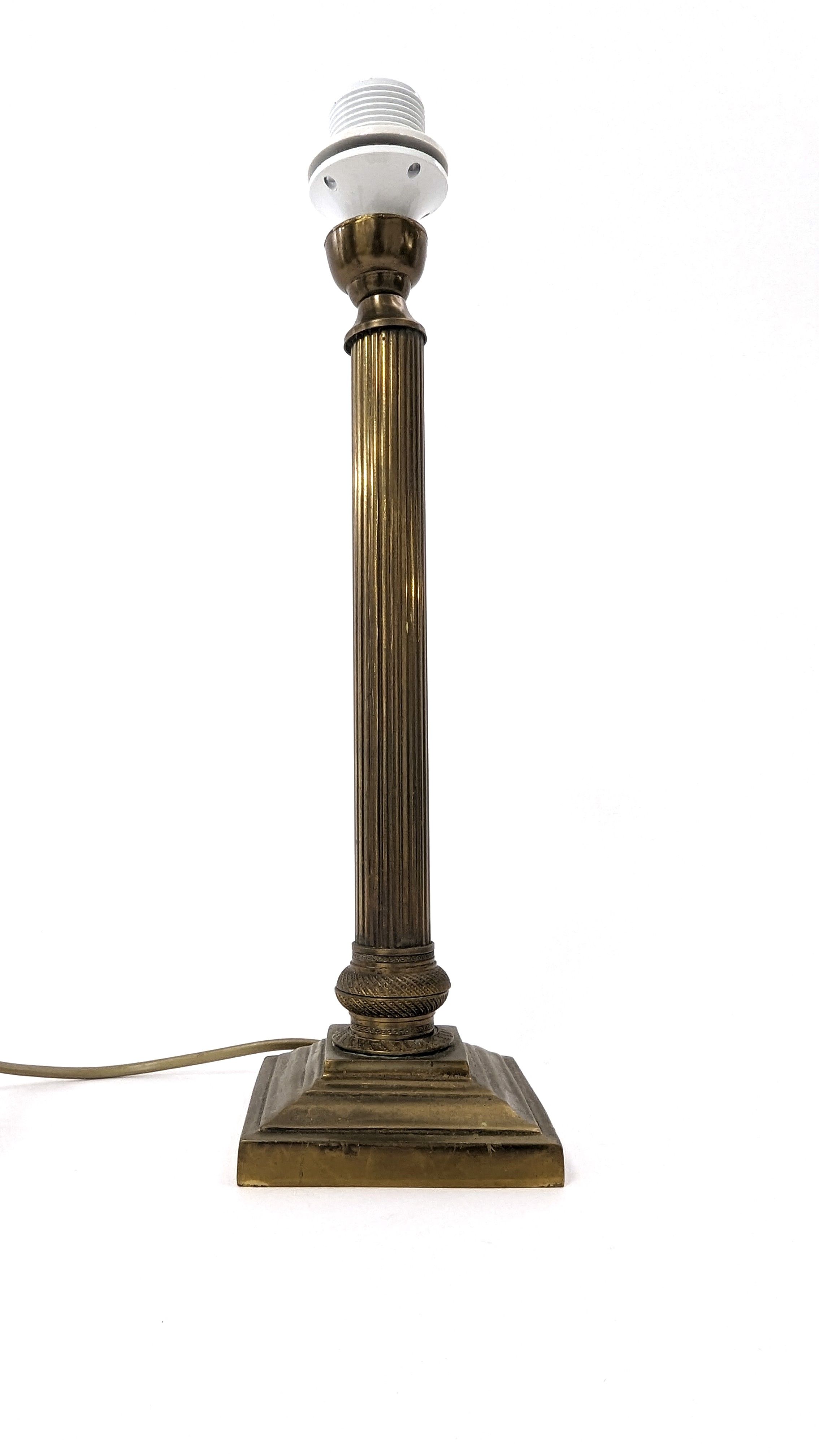 LAMPE en laiton et bronze doré, le fût cannelé...