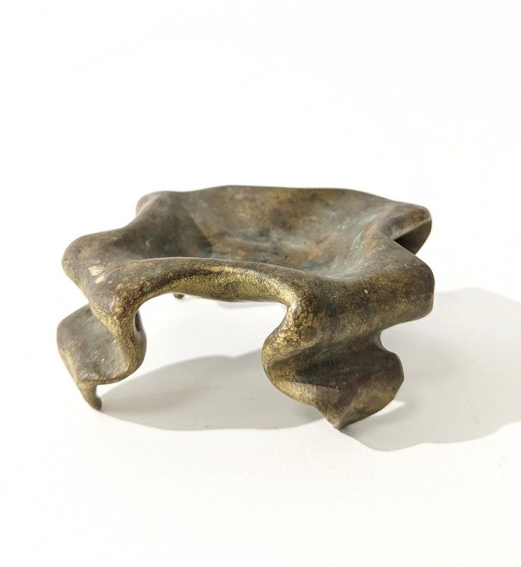 COUPE ou CENDRIER en bronze à quatre pieds...