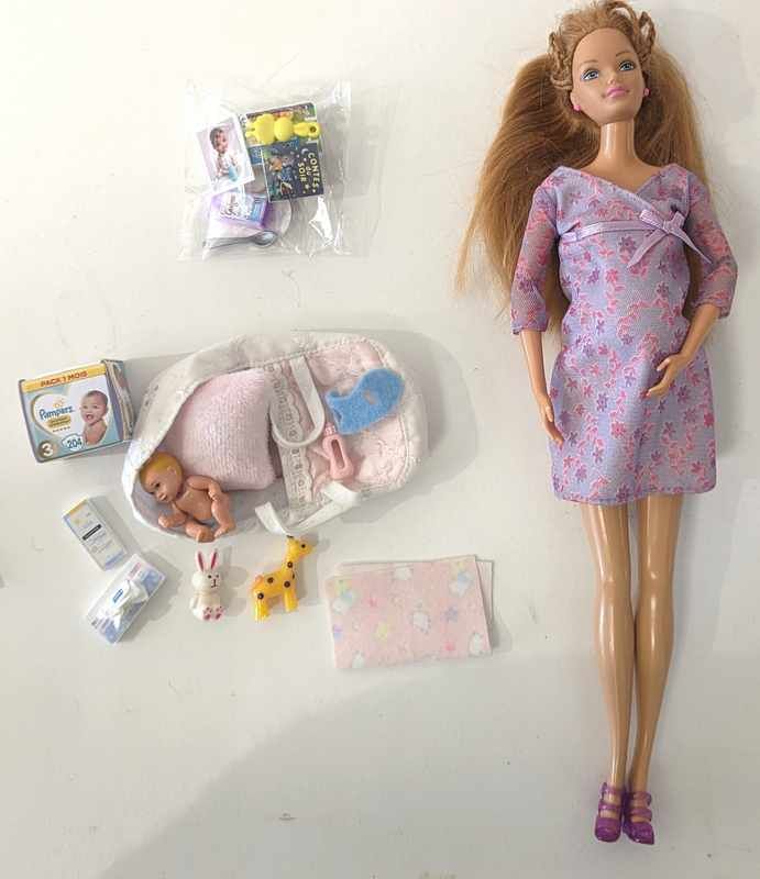 BARBIE ENCEINTE AVEC SON VENTRE BEBE et accessoires...