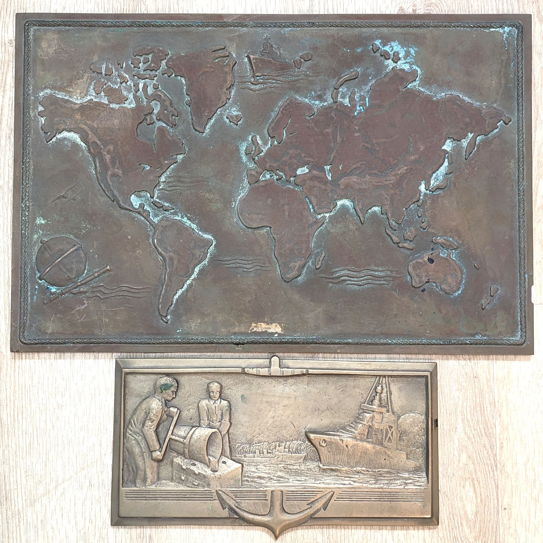 PLAQUE en bronze représentant un planisphère...
