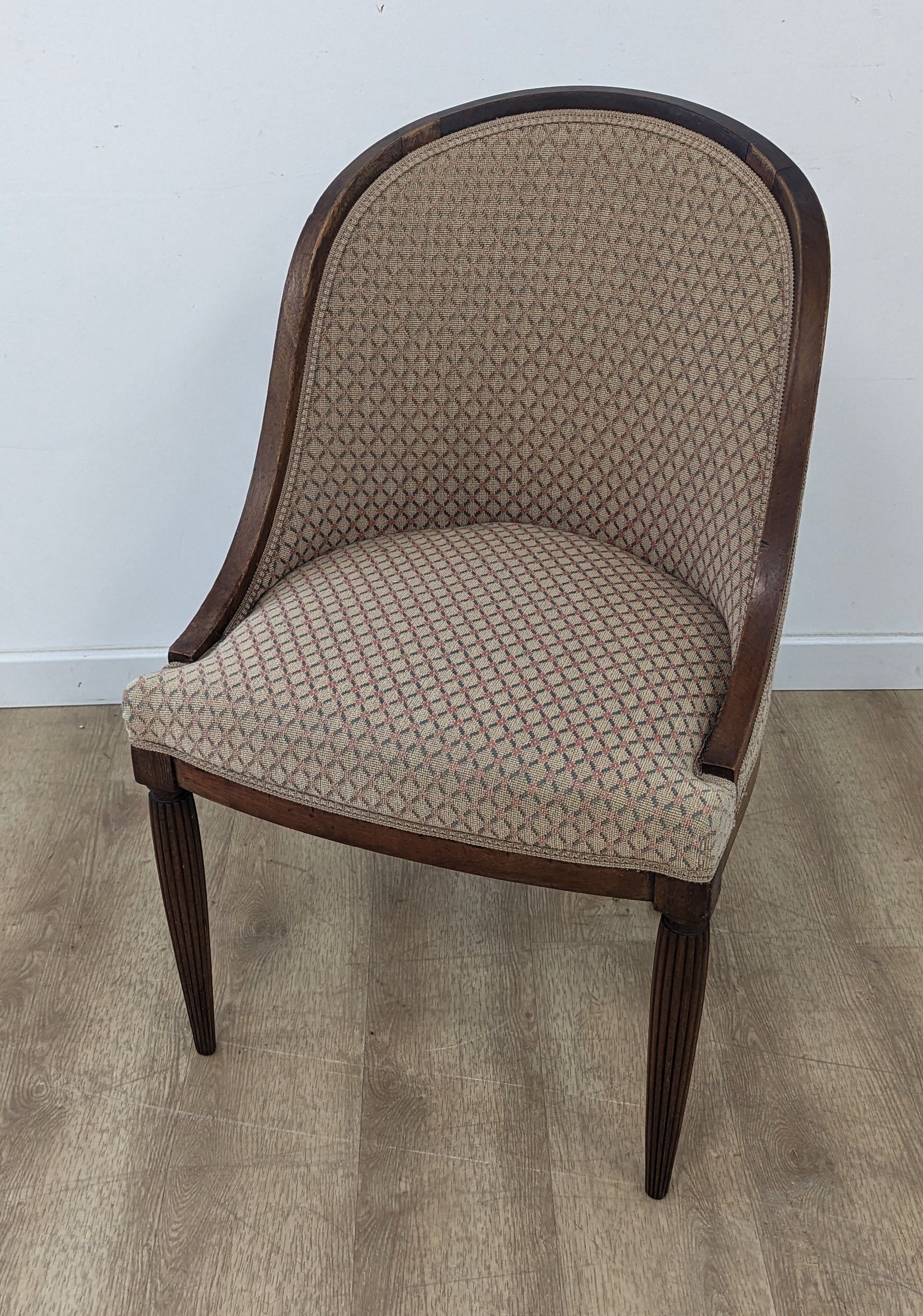 FAUTEUIL A DOSSIER GONDOLE en bois mouluré...