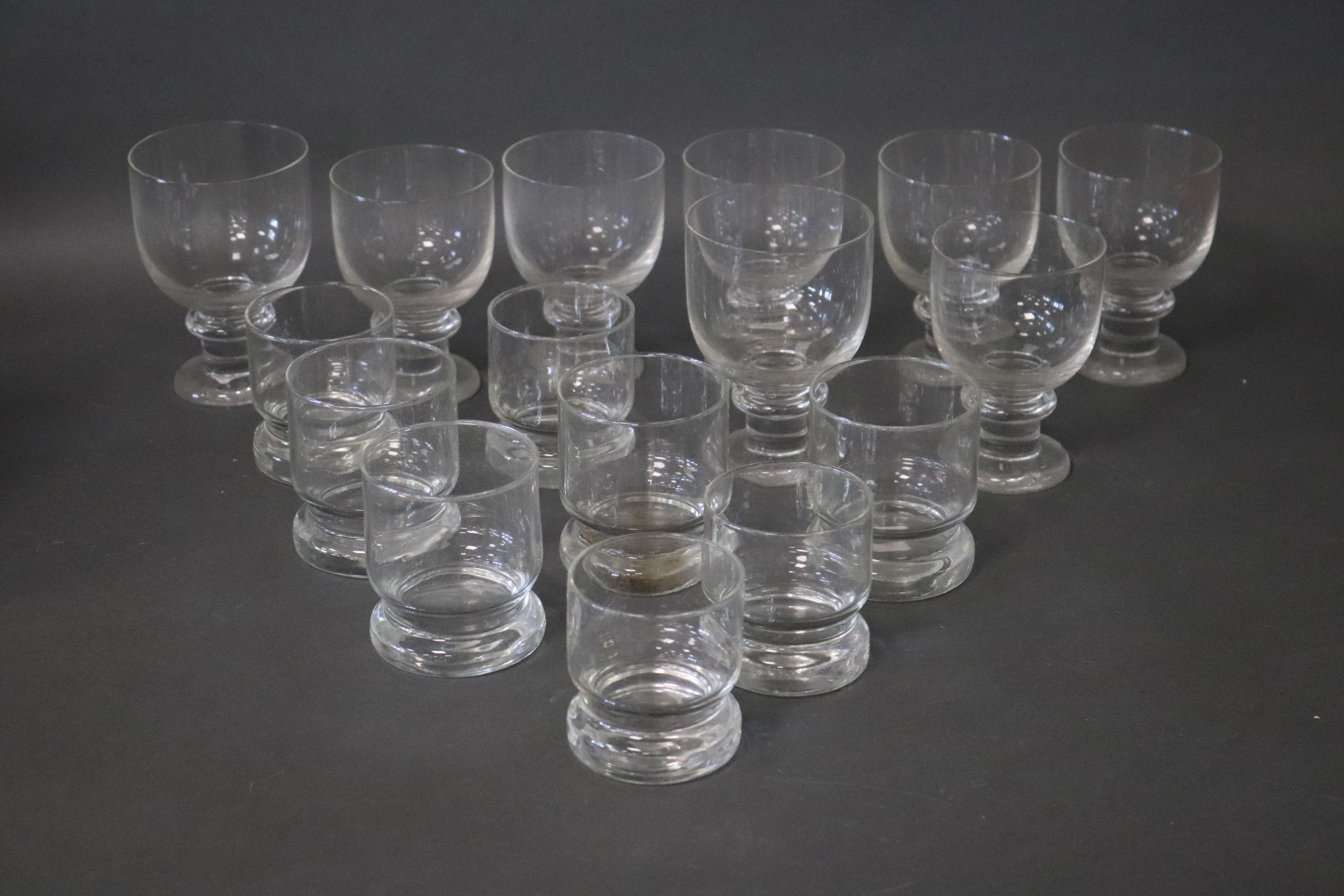 SUITE DE VERRES comprenant : 2 verres à eau,...