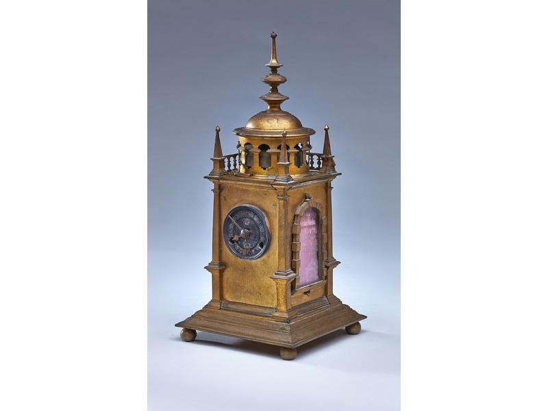 PENDULE DE TABLE en bronze doré en forme...