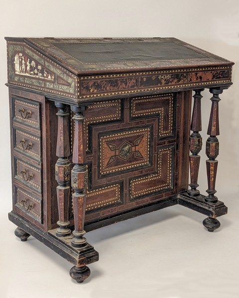 PETIT BUREAU DE PENTE en noyer, placage de...