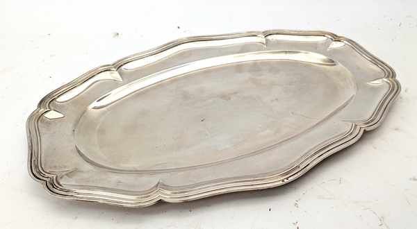 PLAT ovale chantourné fileté en argent (...