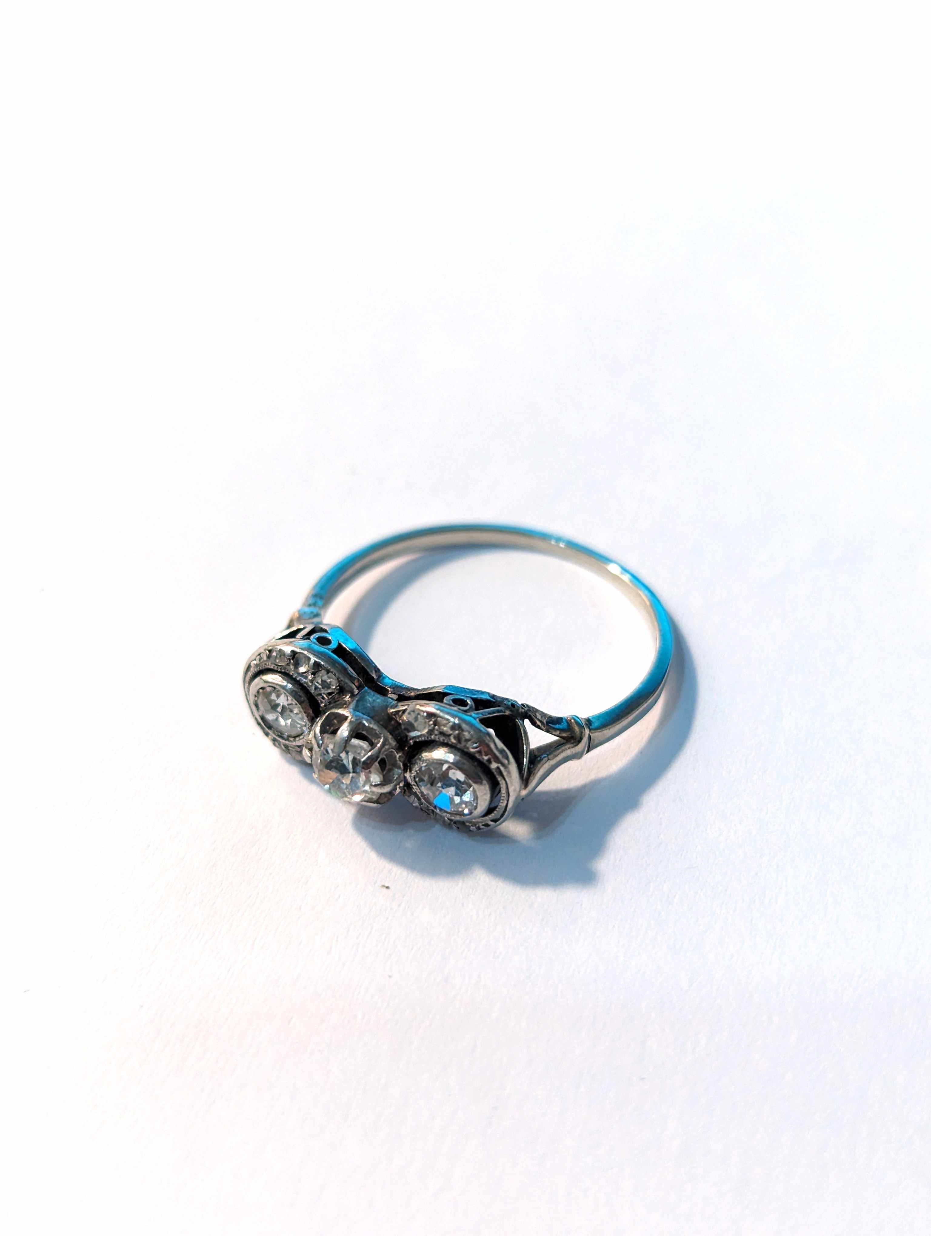 BAGUE en or gris (750) sertie d'un diamant...