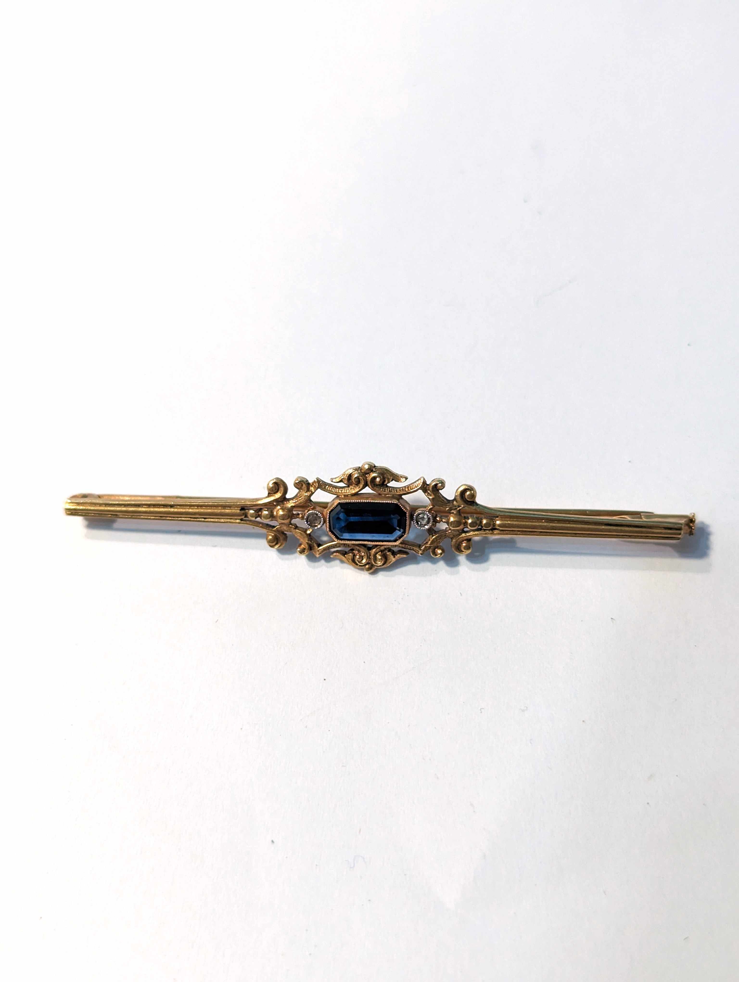 BROCHE en or jaune (750) sertie de deux petits...