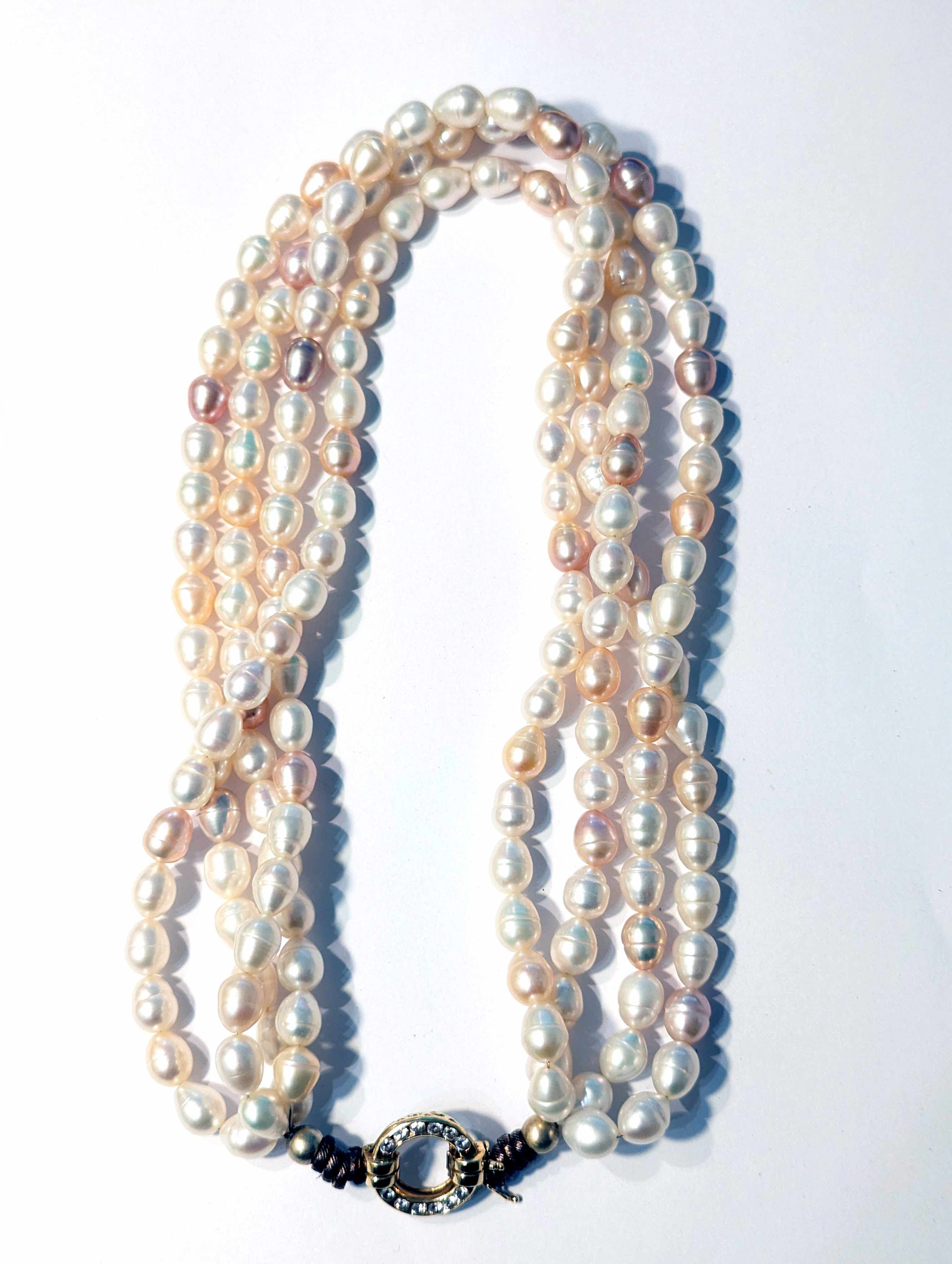 COLLIER à quatre rangs de perles d'eau et...