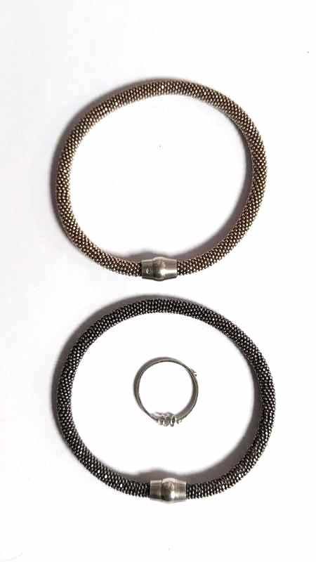 DEUX BRACELETS de perles grises et roses,...