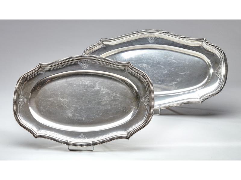 GRAND PLAT OVALE en argent de forme chantournée,...