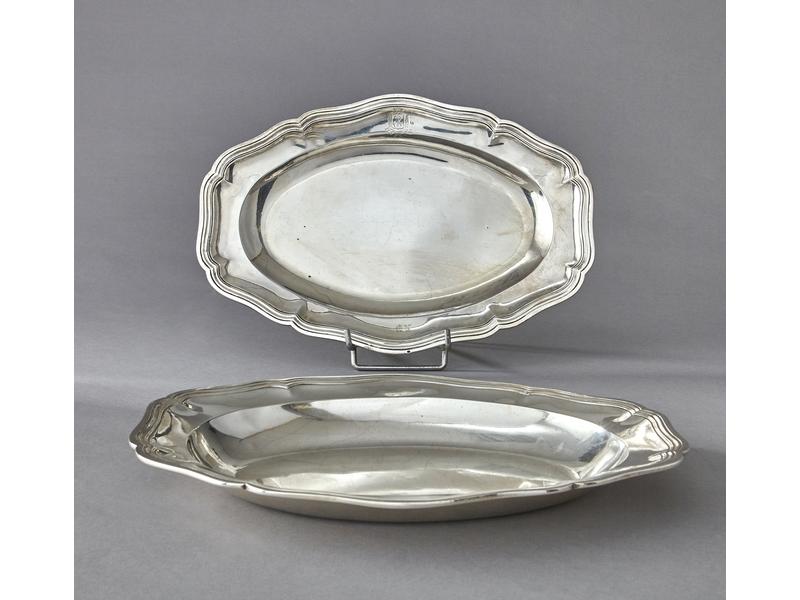 PLAT CREUX ovale en argent, à contours et...