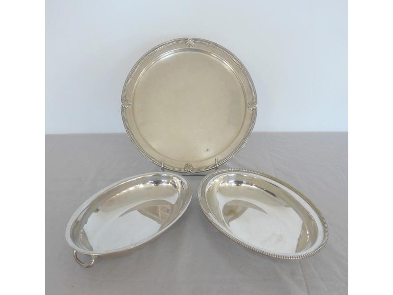 UN PLAT rond en argent à frise de raies-de-coeurs...