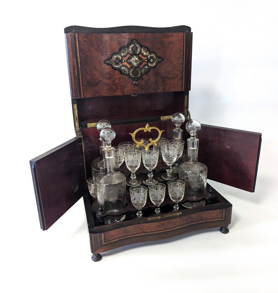 CAVE A LIQUEUR en placage de loupe d'orme...
