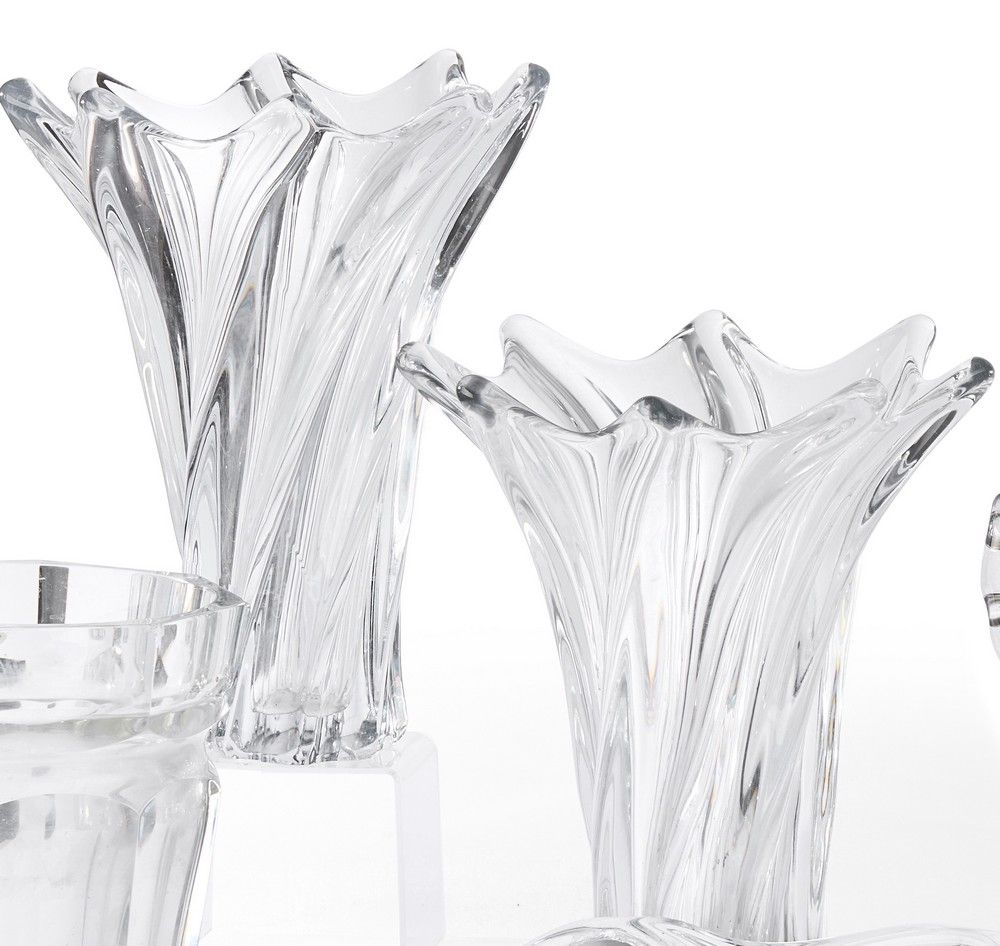 PAIRE DE GRANDS VASES à col corole en verre...