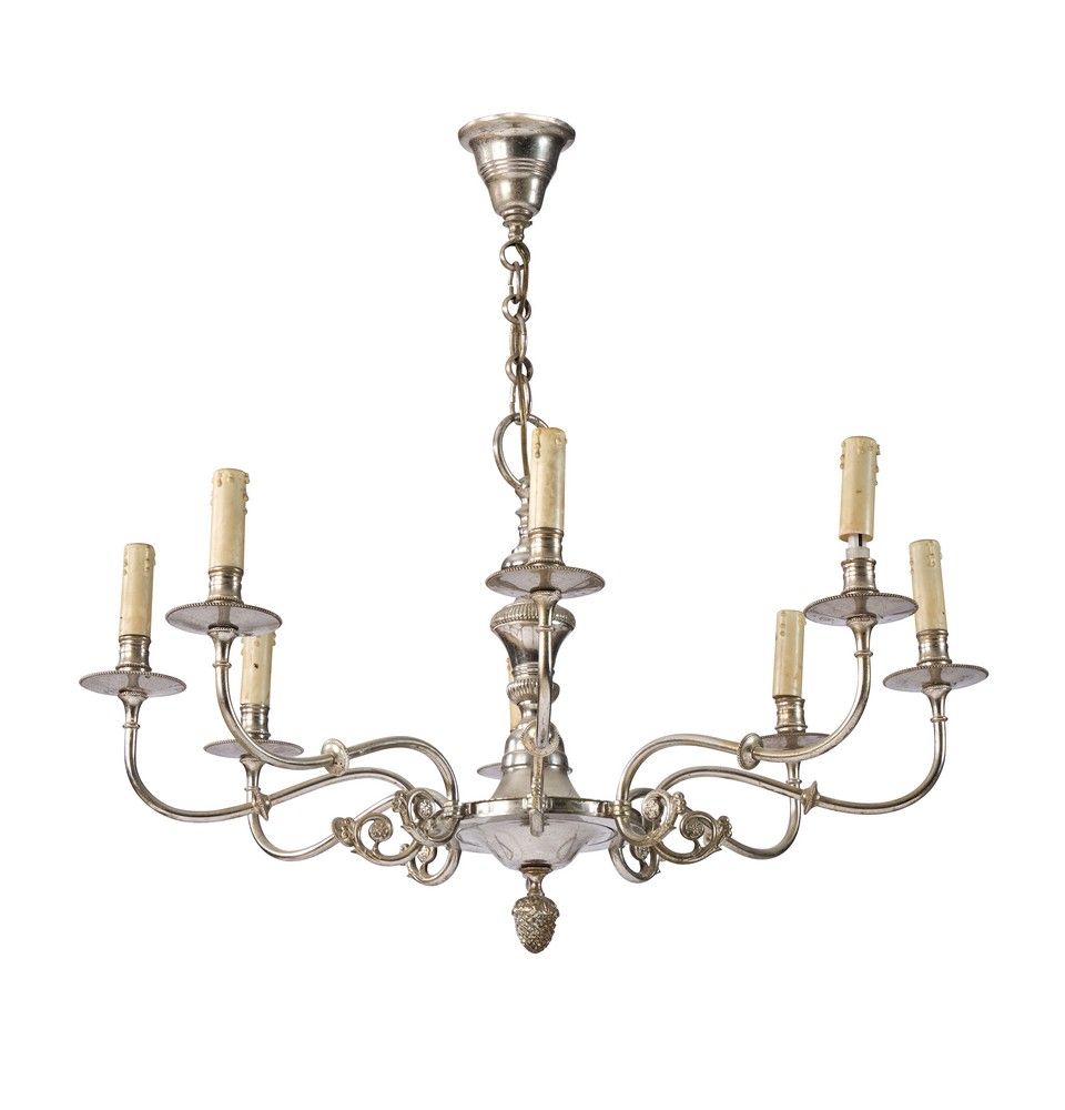 LUSTRE en métal argenté à huit bras de lumière...