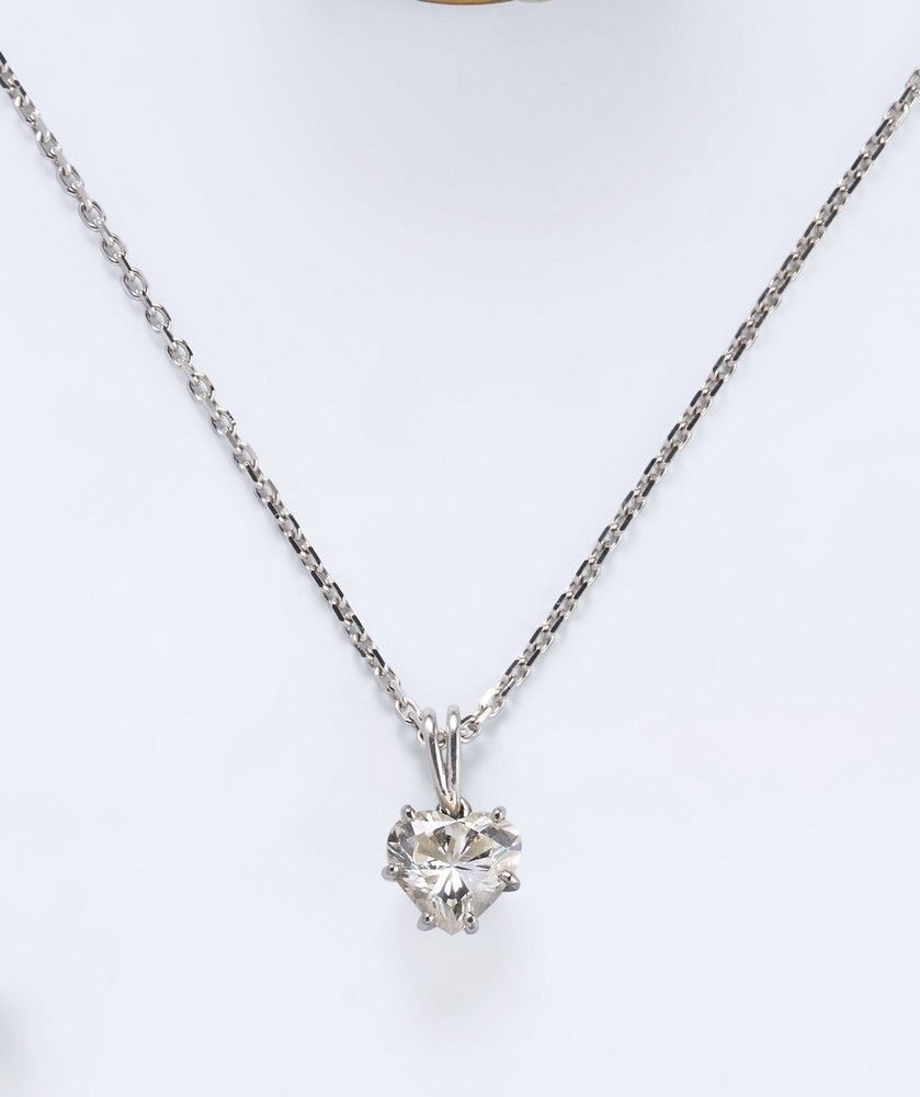 PENDENTIF "cœur" en or gris (750) et son...