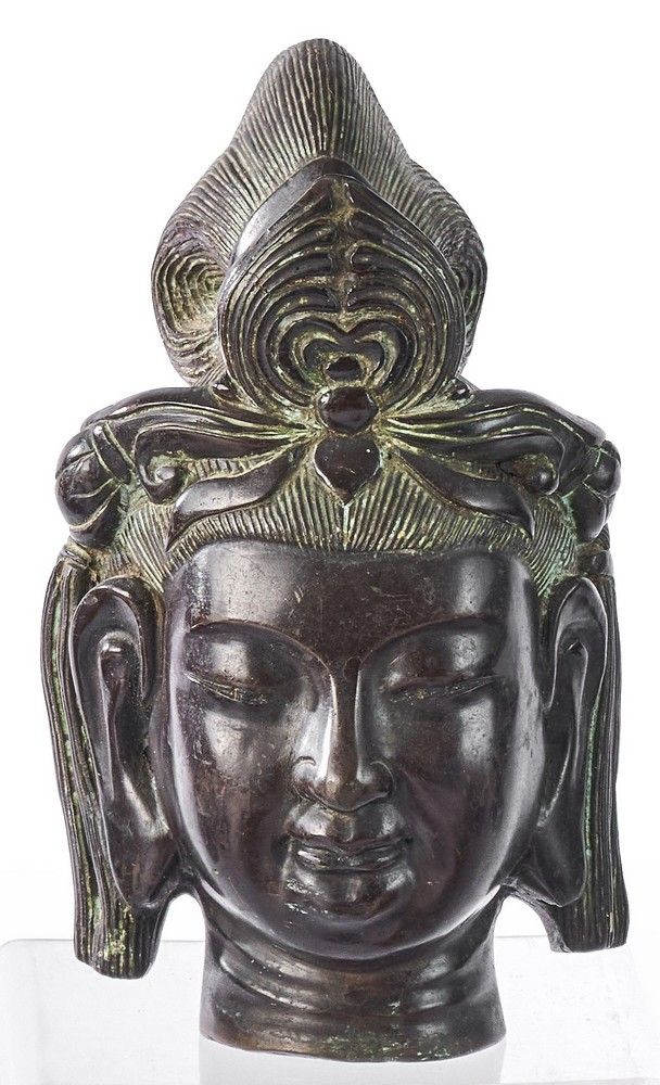 Tête de bouddha à la coiffure lotiforme