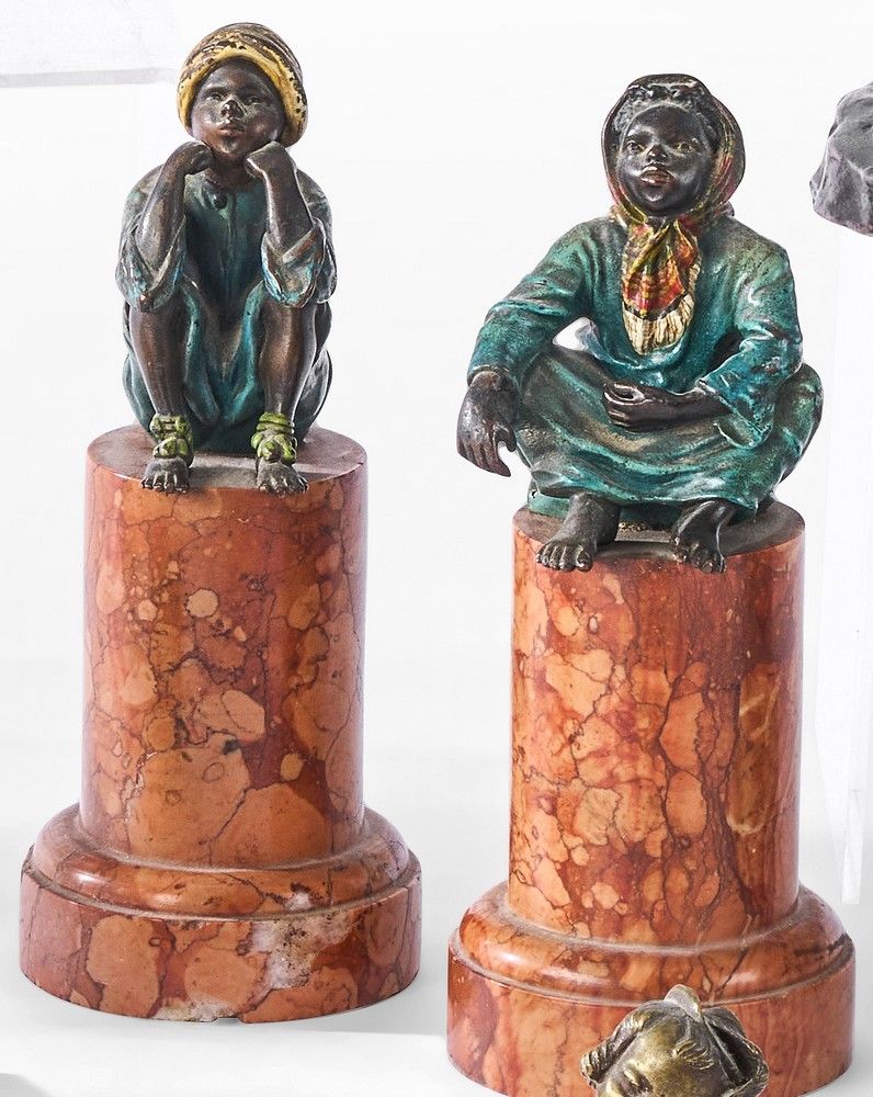 DEUX FIGURINES en bronze polychrome représentant...
