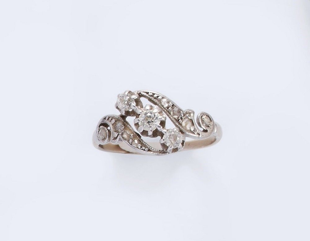BAGUE en or gris (750) en entrelacs ajourés...